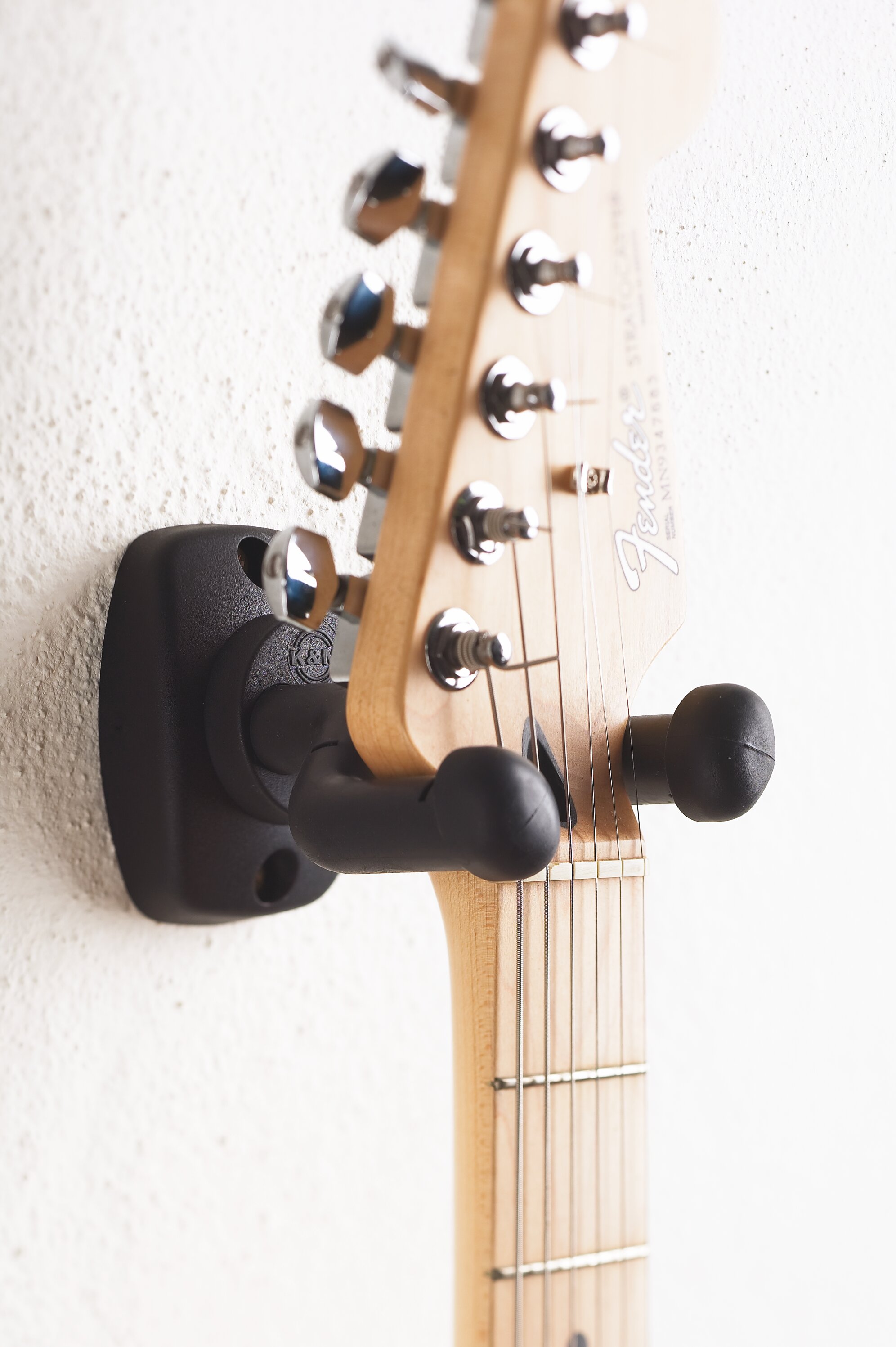 K&M 16250 Gitarrenwandhalter schwarz