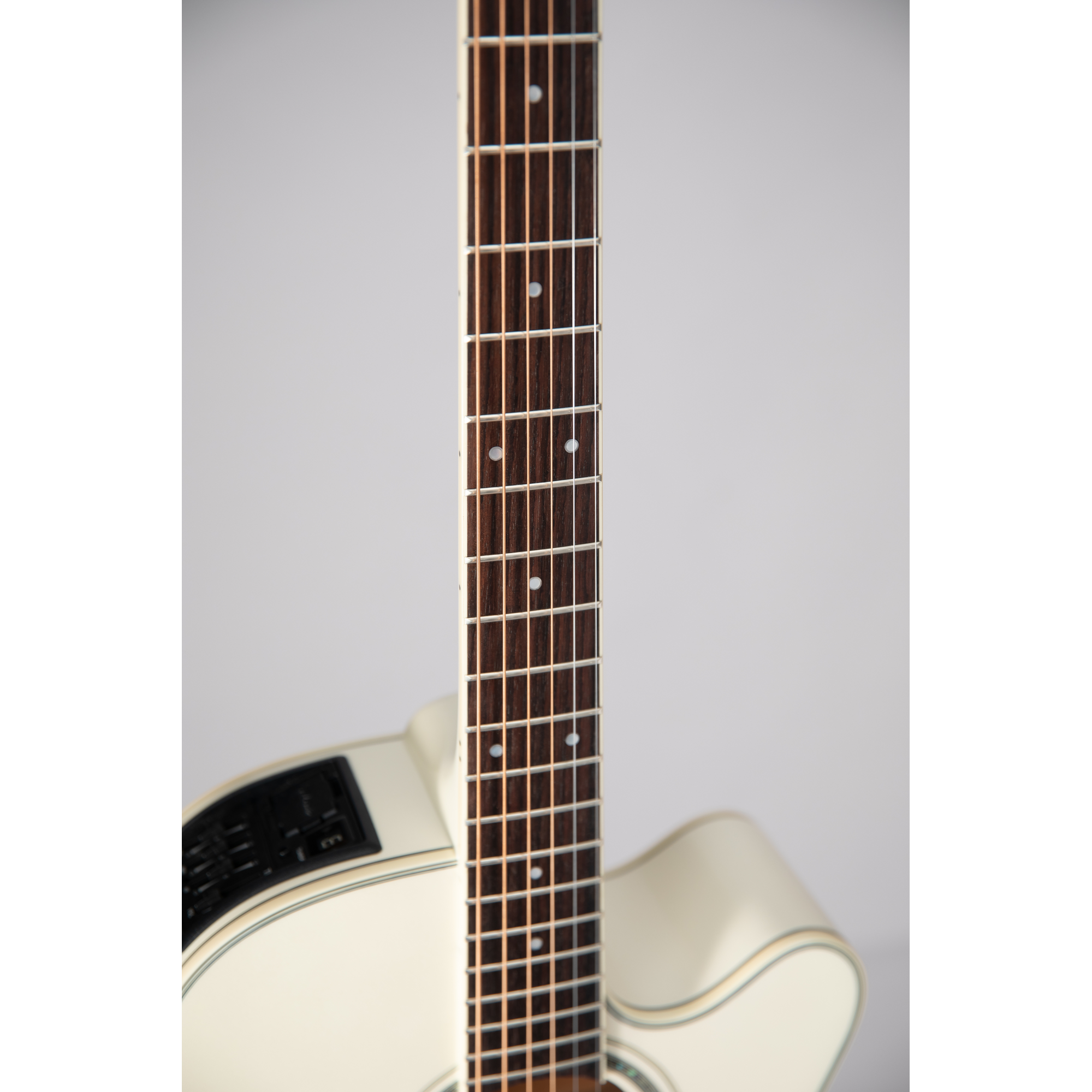 Takamine GN37CEPW Westerngitarre NEX mit Cutaway und Pickup, Pearl White Gloss mit Gigbag