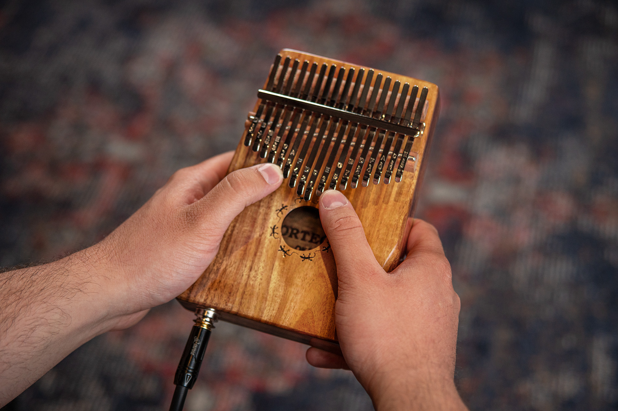 Ortega OKB1E Kalimba mit Tonabnehmer, 17 Töne, C-Dur, mit Case u. Tasche