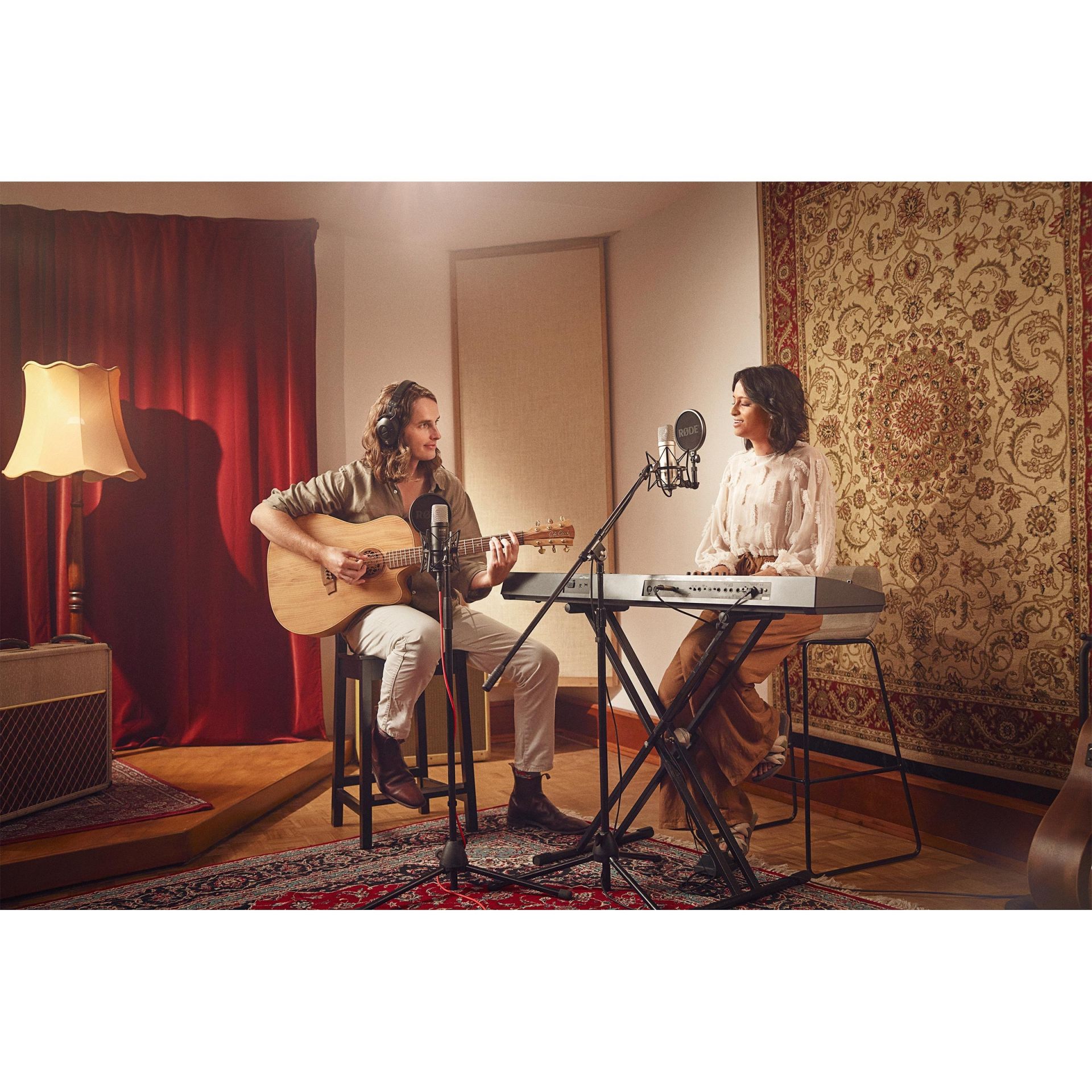 Rode NT1 5TH Generation Studio Kondensator Mikrofon USB/XLR, inkl. Spinne & Pop Filter, Schwarz