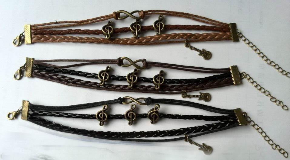 Armband braunes Kunstleder mit Violinschlüssel gepflochten