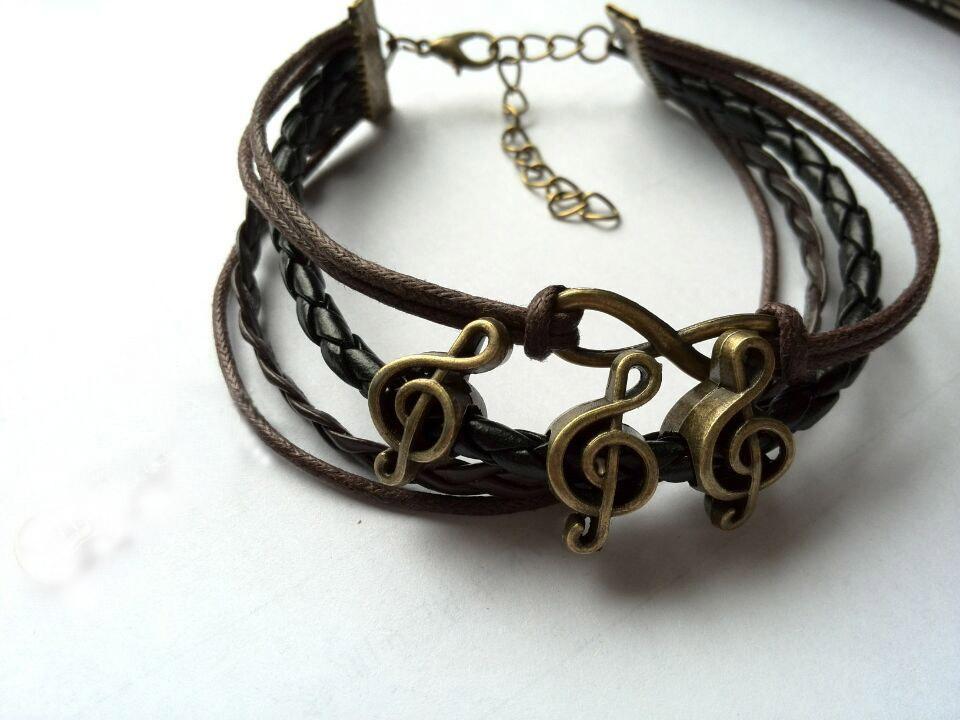 Armband braunes Kunstleder mit Violinschlüssel gepflochten